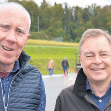 Betriebsart wird hinterfragt - Sie sind überzeugt, dass das Kunsteisfeld auch nach der kommenden Saison aufgestellt werden kann: Marcel Signer, Präsident des Vorstandes (links), und Chris Springer, Präsident der Abgeordnetenversammlung des Gemeindeverbands Sport-, Freizeit- und Begegnungszentrum Burkertsmatt. Bild: Roger Wetli