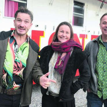 Circus Monti plant Jubiläum - Sie sind nächstes Jahr für das Programm verantwortlich (von links): Gerardo Tetilla, Ulla Tikka und Andreas Muntwyler. Die drei kennen sich schon viele Jahre, schätzen sich sehr und haben eine Monti-Vergangenheit. Bilder: Chregi Hansen / Archiv