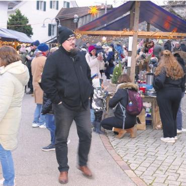 Lichtvoller Adventsauftakt - Der Adväntsmärt sorgte in Oberwil-Lieli für volle Gassen. Bild: Stefan Treier