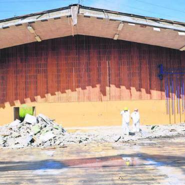 Alte Stockweiher-Halle verschwindet - Der Baggerzahn wirft seinen Schatten: Der Rückbau erfolgt unter Asbestbedingungen. Bild: Hans Rechsteiner