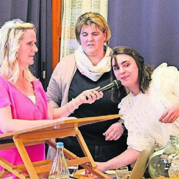 Für andere da sein - Die Verlosung ist das Highlight jeder GV. Von links: Präsidentin Christine Bächer, Vizepräsidentin Marianne Lüthi und Glücksfee Katharina Keel. Bild: mo