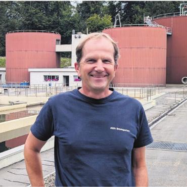 «Es wurde viel Blödsinn erzählt» - Klärmeister Patrick Jaehn reinigt am Bremgarter Stadtrand gemeinsam mit seinen beiden Mitarbeitern täglich bis zu 12 Millionen Liter Abwasser. Bild: Marco Huwyler