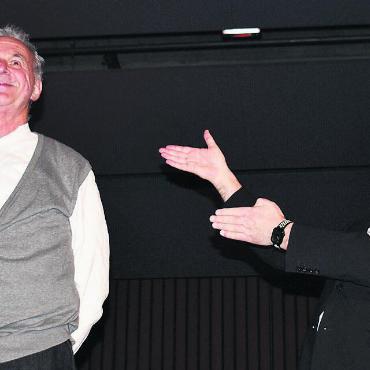 «Sie werden ewig überleben» - Hanspeter Adank (rechts) übergab den Dirigentenstab an Robert Rüegsegger. Bild: eob