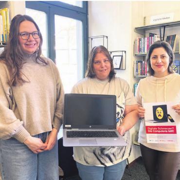 Wenn der digitale Alltag zur Hürde wird - Computeria – unkompliziert gegen digitale Hürden (v. l.): Melanie Müller, Leiterin der Gemeindebibliothek Wohlen, Irene Nüesch, freiwillige Unterstützerin, und Hengameh Matin, Koordinatorin Computeria Wohlen (KRSD/Caritas). Bild: zg