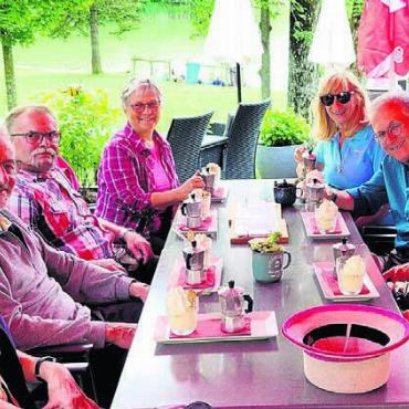 Ausflug in eine Zauberwelt - Die Wanderteilnehmer und -teilnehmerinnen genossen zum Abschluss einen «Affogato al caffè». Bild: zg