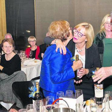 Von Köniz ins Napa Valley - Ehren- und Gründungsmitglieder Margrit und Peter Schürmann (rechts) sowie René Saxer (links) werden geehrt. Bild: zg