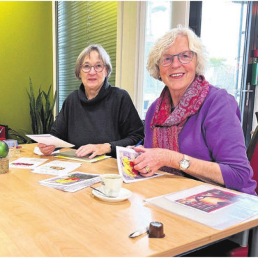 «Brocki»-Engel verbreiten Freude - Lea Bruder vom Bifang (links) nimmt mit Freude die Vergabung entgegen. Christine Freudenthaler (Vizepräsidentin) und Marianne Tannheimer (Präsidentin, rechts) vom Verein Brockenstube übergeben die Gutscheine. Bild: Stefan Sprenger
