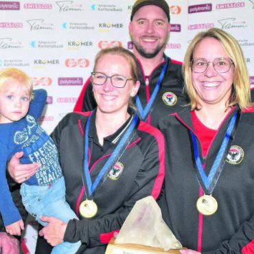 Villmerger Familie schiesst stark - Favoritensieg im Feld A durch die SG Aarau mit (von links) Raphael und Bettina Bereuter mit ihren Kindern Elina und Robin, Stefan Bereuter, Michèle Maurer und Andrea Rossi Bild: zg