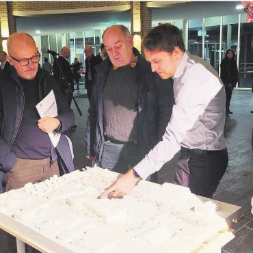 Das Beste von sehr vielen Guten - So soll die Kanti dereinst aussehen: Anhand des ausgestellten Modells liessen sich Anwohner von den Planern und Architekten über das Bauprojekt informieren. Bild: Chregi Hansen