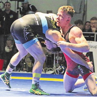 Freiämter Sportler des Jahres - NINO LEUTERT (26)
OTTENBACH / RS FREIAMT
RINGEN
National dominiert Nino Leutert seine Gewichtsklasse. An den Schweizer Einzelmeisterschaften im Freistil holt er den Titel. In der Mannschaftsmeisterschaft ist er das Mitglied der RS Freiamt mit der besten Jahresbilanz. Die Krönung des Sportjahres 2025 gelingt ihm aber mit seinem bisher grössten internationalen Erfolg: An der CISM-Militär-Weltmeisterschaft in Deutschland gewinnt Leutert die Bronze-Medaille.