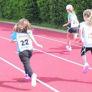 Spass und Bewegung - Vor dem Mittag wurden die schnellsten Lunkhofer gekürt. Bild: zg