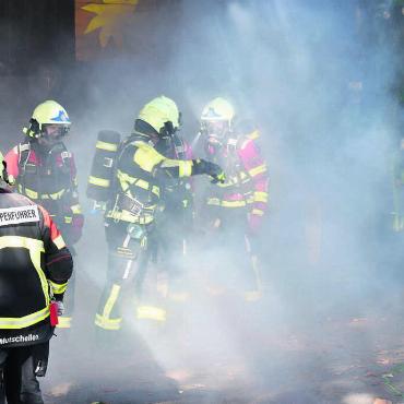 «Unfall» endete glimpflich - Kurze Absprache, bevor die Atemschutzgruppe die brennende Scheune nach vermissten Personen absucht. Bilder: Erika Obrist