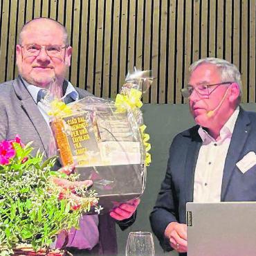 Politisch sehr wichtiges Jahr - Antonio Monteleone (links) arbeitet seit zehn Jahren im Vorstand mit und kündigte seinen Rücktritt an. Fürs Jubiläum gabs ein Präsent von Präsident Thomas Räber.