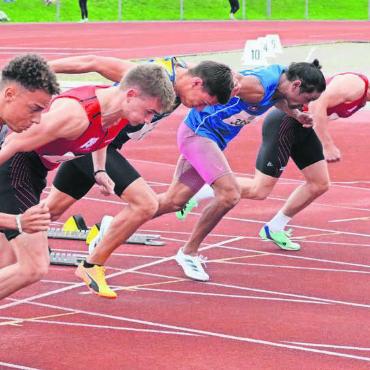 Vielseitigkeit ist Trumpf - Die Sportler geben ab dem Start Vollgas beim Final der Männer über 100 m.