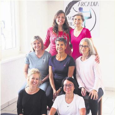 Wo Körper und Geist in Balance kommen - Vordere Reihe (v. l.): Nadia Perkins, Evelyn Steinmann. Mittlere Reihe (v. l.): Gaby Bellotti, Bea Dubach, Sandra Lorenz. Hintere Reihe (v. l.): Fernanda Carrara, Gabriella Hunziker. Bilder: zg