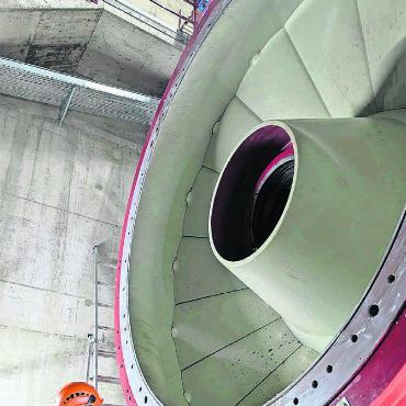Für die nächsten 50 Jahre - Marcel Bieri begleitet das Projekt für die AEW. Hier wird in den nächsten Tagen die 2,6 Meter durchmessende Turbine der Bruggmühle wieder eingebaut.