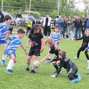 Die Kleinsten waren die Grössten - Auch in den höheren Kategorien wurde mit vollem Einsatz gespielt: Hier stoppt das Team der schwarzen Puma-Kickers gemeinsam den Angriff der blauen Namensvetter FC Puma.