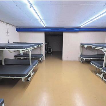 Am Mittwoch kommen Familien - In diesen Bunkerräumen unterhalb des Alterszentrums werden in diesen Tagen wieder Menschen hausen. Bild: Archiv/huy