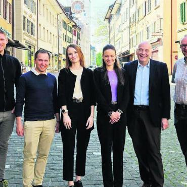 «Lehrplätz» auf Kurs - Freuen sich auf «Lehrplätz» (von links): Pascal Hufschmid (Präsident Gewerbeverein Reusstal), Christian Füglistaler (Präsident Gewerbeverein Mutschellen), Zoë Arnold (Vorstand HGV Bremgarten), Maja Schelbert (Stv. Stadtschreiberin Bremgarten), Roger Cébe (Präsident Gewerbeverein Kelleramt), Ralph Nikolaiski (Citymanager Bremgarten). Bild: zg