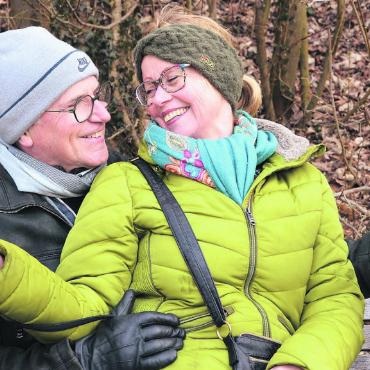 Mit Haut und Fell verliebt - Brigitte Kunz und Jörg Theiler fanden ihr Liebesglück durch ihre Hunde Sunny (links) und Nala. Bild: Sabrina Salm