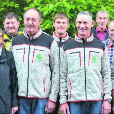 Sein Herz schlägt für den Wald - Umgeben von seinem aktuellen Team, der Betriebskommission und den ehemaligen Wegbegleitern feiert Andi Budliger (vorne Mitte) sein Jubiläum – natürlich auch dabei ist Ehefrau Esthi.