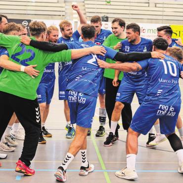 Zaubertrank in Kabine? - Jubel nach Spielschluss. Die SG Wohlen Mutschellen feierte den ersten Sieg im ersten Spiel. Bild: Stefan Hotz