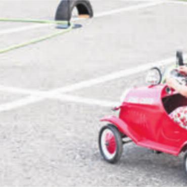 «Spiele i de Gass» - Der Tretauto-Plausch gehört traditionell auch zum Ferienangebot in der Altstadt. Bild: huy