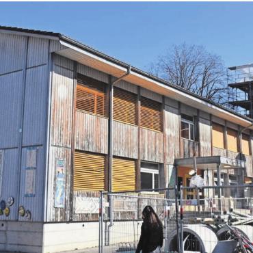 Gibt es nachhaltigere Alternativen? - Der Zweckbau im Halde-Zentrum ist gemäss Gemeinderat an seinem Lebensende. Der Motionär will nun eine weitere Verwendung prüfen lassen. Bild: dm
