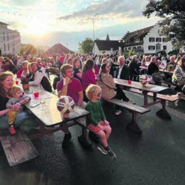 Zu Ehren der Schweiz - Auf Regen folgt Sonnenschein – und mit ihm die Menschen. Letztlich waren die Festbänke voll besetzt und die Stimmung feierlich.