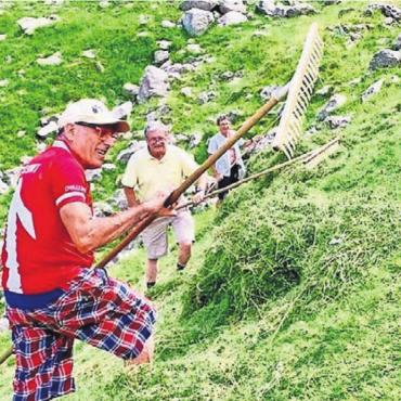 Anders als geplant - Anstatt ein Helferessen zu geniessen, half das Team um Hannes Rohrbach (vorne) beim Heuen. Bild: zg