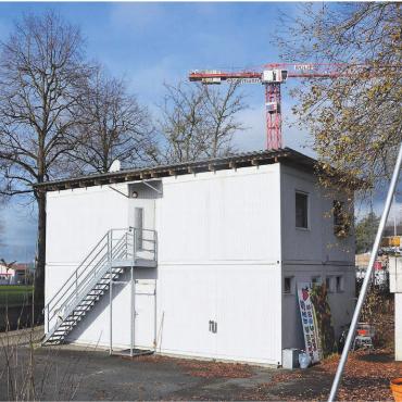 Neubau für bis zu 20 Asylsuchende - Seit 20 Jahren dient diese Occasions-Containeranlage als Unterkunft für Asylsuchende. Jetzt soll an ihrem Platz ein Neubau entstehen. Bild: Roger Wetli