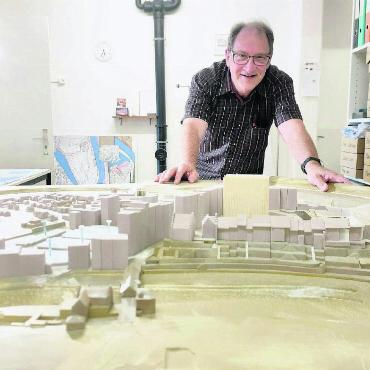 Aus Freude an jedem Häuschen - Heinz Briner brütet über seinem Stadtmodell. Jeden Tag ist er hier stundenlang beschäftigt. Und dies wird auch noch eine Weile so bleiben. Bild: Marco Huwyler