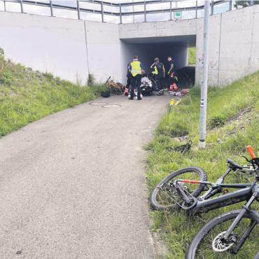 Schwerverletzter ins Spital geflogen - Der Unfall ereignete sich bei einer Unterführung. Bild: pz