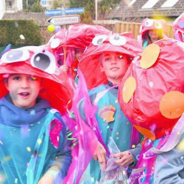 Einfach Fasnacht – einfach Spass - Konfetti Marsch! Natürlich blieben die Zuschauer vom Konfettiregen nicht verschont.