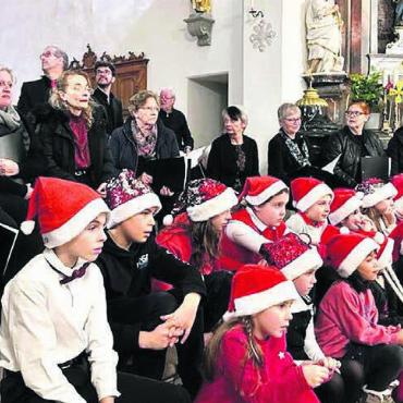 Gemeinsam in den Advent eingestimmt - Festlich gekleidet zeigten sich die beiden Chöre am Adventssingen. Bild: zg