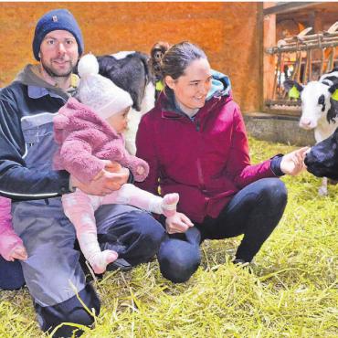 Mehr als nur Milchleistung - Lukas Villiger, Präsident der Holsteinzüchter Oberfreiamt, mit Ehefrau Mathilde und den Töchtern Anaïs (links) und Nolwen.
