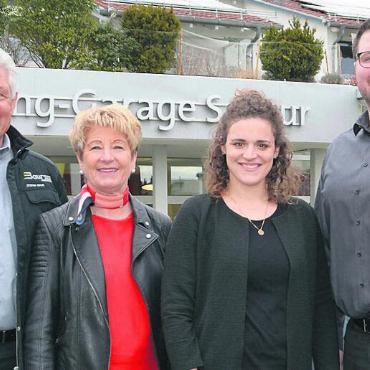 Zweite Generation übernimmt - Stefan und Silvia Baur (links) führten die Garage Baur seit 1982. Jetzt übergaben sie die Firma an Sohn Pascal Baur und seine Frau Lena. Bild: Roger Wetli