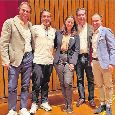 Nie den Vordergrund gesucht - Sie standen im Mittelpunkt der Generalversammlung: (v. l.) Die Vorstandsmitglieder Manfred Christen, Marco Borioli, Isabelle Späni (neu gewählt), Andrea Hebeisen (verabschiedet) und Präsident Christian Füglistaller. Krankheitshalber abwesend war Yvonne Bodmer. Bild: zg