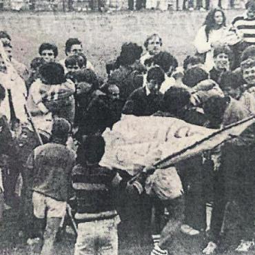 Mit Polizei und Weisswein - Platzsturm nach dem Aufstieg in die 1. Liga im Jahr 1985. 1500 Zuschauer auf der Otto-Wild-Stiftung sahen das 1:1 gegen den FC Polizei Zürich. Bild: Jubiläums-Chronik 50 Jahre FC Muri