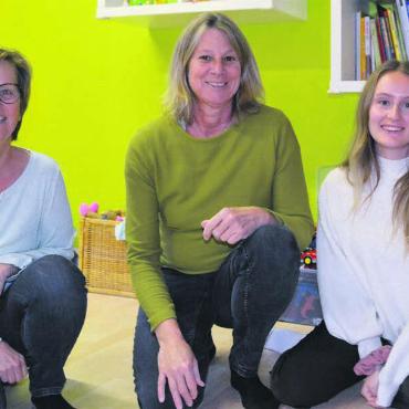 Wohnungslos ab Februar - Sie hoffen auf ein neues zweites Zuhause der Kinderkrippe Arche Noah: Mitgründerin Moni Noger, Inhaberin und Leiterin Inge Bertsch und stellvertretende Leiterin Zoé Koch. Bild: Roger Wetli