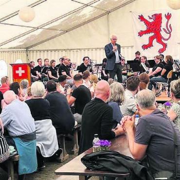 Neue willkommen geheissen - Risotto, Stadtmusik und Ammann-Ansprache gabs zur Ankunft im Städtli. Bild: zg