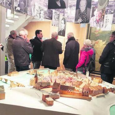 Auf den Spuren der Flurnamen - Im Stadtmuseum wird auch das ausgestellte Modell der Stadt Bremgarten bestaunt.