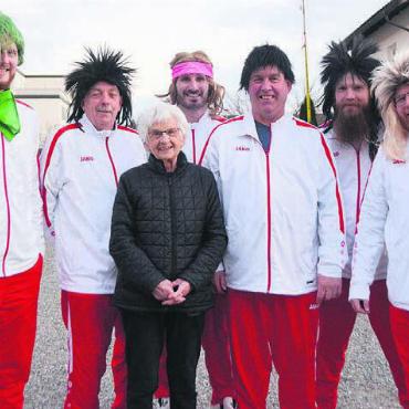 Das reimende Tambouren-Mami - Margrit Heggli umgeben von «ihren» Tambouren, von links: Matthias Rey, Roger Wäger, Adrian Bucher, Leo Zimmermann, Kevin Käppeli und Christoph Meier. Es fehlen: Marco Stöckli und Jonas Mathis. Bild: ake