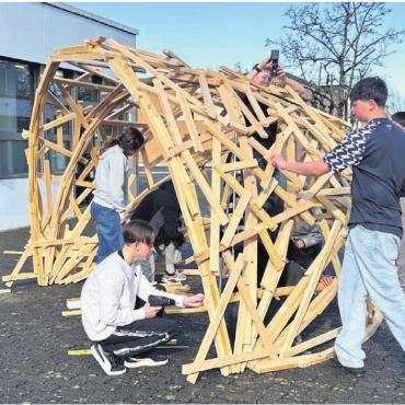 Lernen jenseits der Schulbank - Gemeinschaftswerk: Mit Kreativität und Handwerksgeschick legten die Jugendlichen viel Elan an den Tag. Bilder: Sabrina Salm / zg