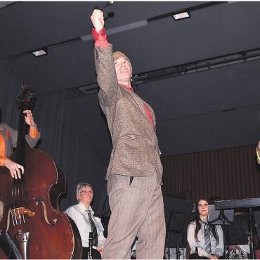 Einheimisches Schaffen gewürdigt - Das Trio Mattermania mit (von links) Simon Zürrer, Ivo Roesch und Gabriel Kramer interpretierte Lieder von Mani Matter.
Bild: Erika Obrist