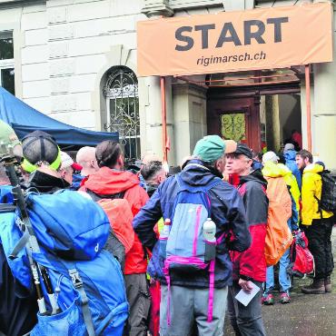 Dem Regen getrotzt - Lange Schlange vor der Anmeldung für den Rigimarsch. Bild: zg
