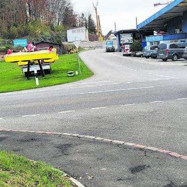 Erschliessung verbessern - Die Zufahrt ins neue Gewerbegebiet direkt bei der Mäder AG soll verbreitert werden, dazu braucht es eine Umzonung. Bild: chh