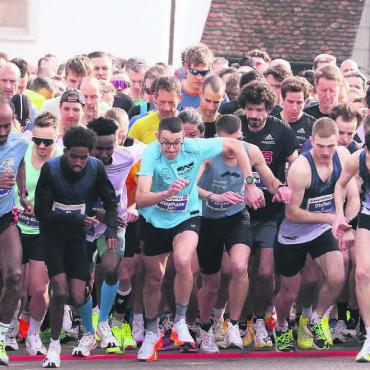 Viel Liebe für den Lauf - Start zur Hauptkategorie des Reusslaufs, dem 10-km-Lauf. Mit der Einführung des Halbmarathons gab es gleich im Anschluss ein weiteres Highlight für die Zuschauer. Bild: Josip Lasic