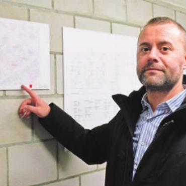 Optimale Lösung rasch umgesetzt - Vom Denner bis zum Kino Rex: Projekleiter Drilon Bajrami zeigt das Gebiet, das vom neuen Wärmeverbund Zentrum abgedeckt wird.