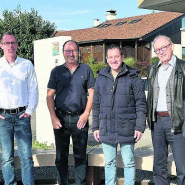 Durchbruch geschafft - Sie freuen sich über die unterzeichnete Vereinbarung: (v. l.) Daniel Schüepp, Gemeindeammann Künten, Roger Müller, Gemeindeschreiber Künten, Christoph Flory, Vizepräsident Pro Natura Aargau, Matthias Betsche, Geschäftsführer Pro Natura Aargau, Hans Peter Flückiger, Gemeindeammann Fischbach-Göslikon, Ronny Wasem, Gemeinde schreiber Fischbach-Göslikon. Bild: zg